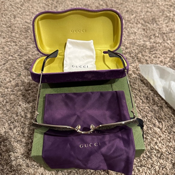 Extremely Gently Loved Gucci Sunglasses - Picture 2 of 9